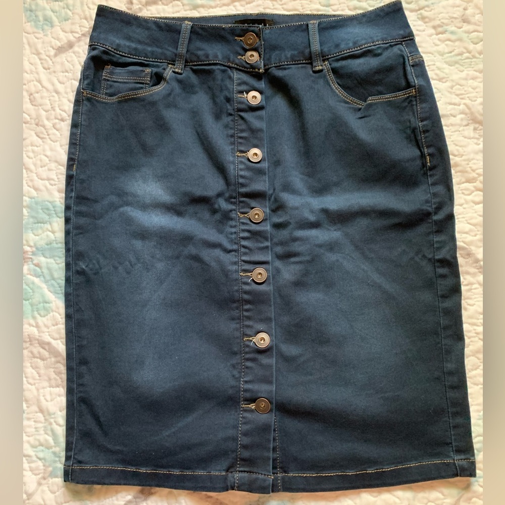 🥰Tribal denim skirt, 8, EUC, buttons up the front, pockets in the front and back